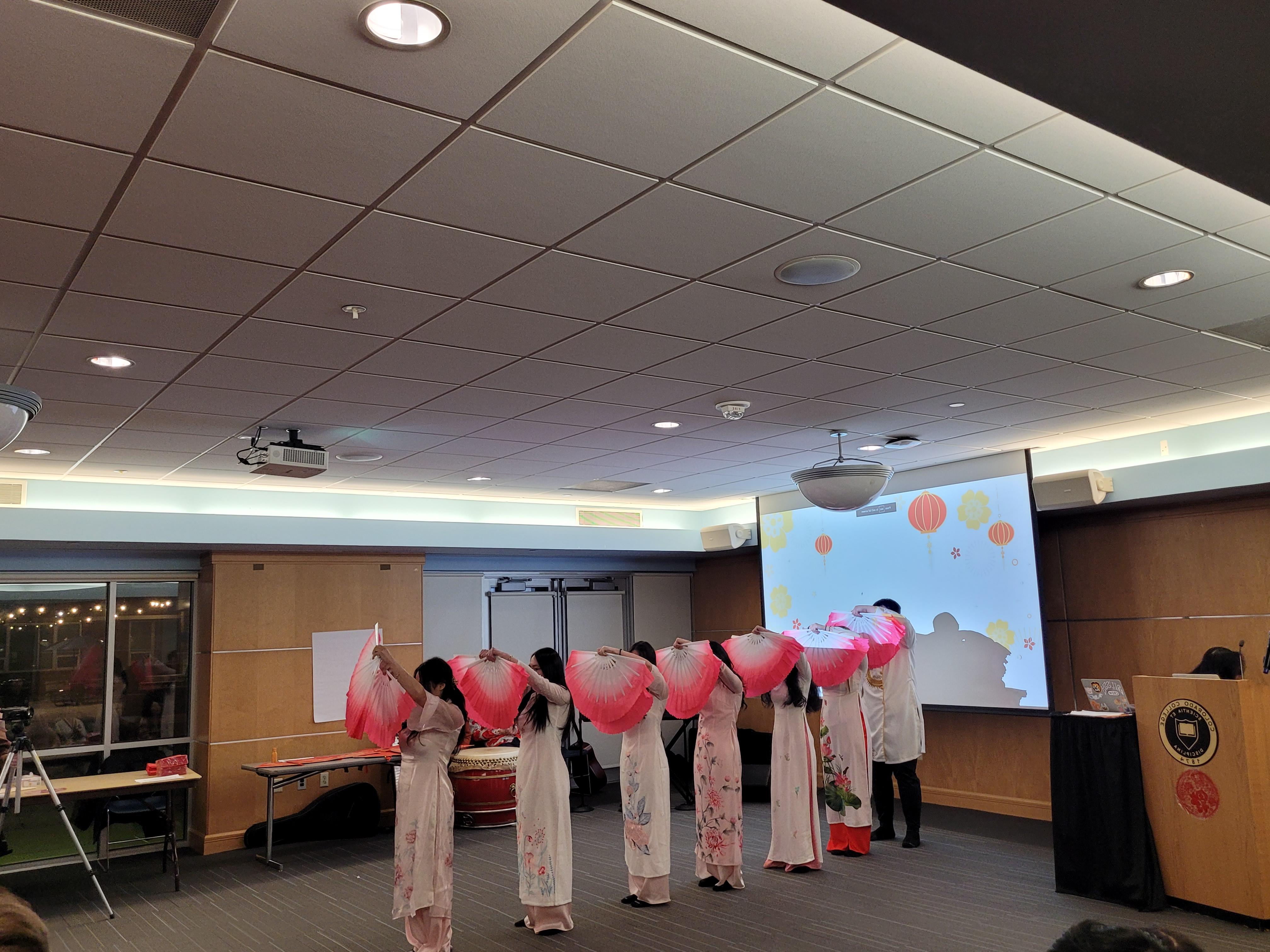 Vietnamese Fan Dance: Asian Students Union led by Serena <span class="cc-gallery-credit"></span>